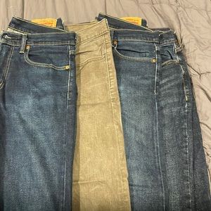 Mens lot of jeans! 32x34 three pairs of Levi’s and one pair of old navy EUC!!